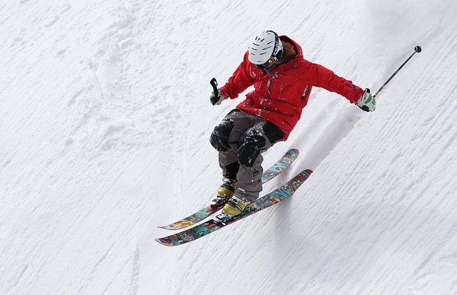 Auf der Piste ist schnell ein Unfall passiert. Doch welche Versicherung zahlt bei einem Skiunfall? 