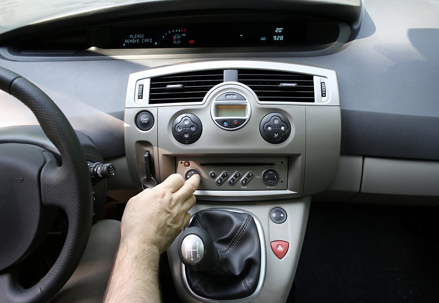 Verkehrsunfall durch Bedienung Autoradio - Leistungsfreiheit Versicherung