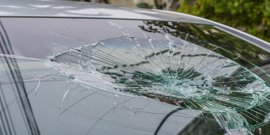 Zerstörte Windschutzscheibe durch Vandalismus