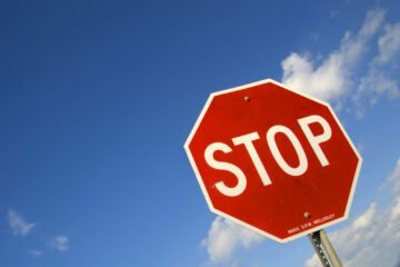 Kaskoversicherung – Herbeiführung eines Verkehrsunfalls durch Überfahren eines Stopp-Schildes