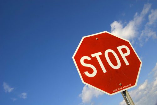 Kaskoversicherung - Herbeiführung eines Verkehrsunfalls durch Überfahren eines Stopp-Schildes