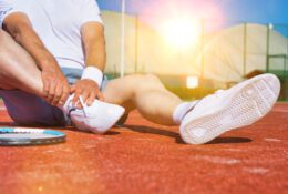 Unfallversicherung – Umknicken mit dem Fuß beim Tennisspiel als Unfall