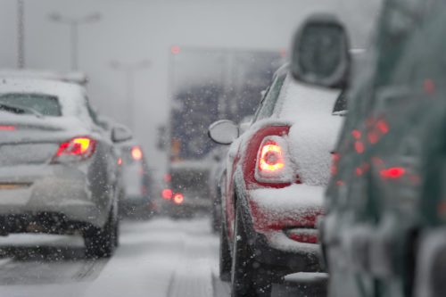 Kfz-Kaskoversicherung - Ausweichen auf der Autobahn bei winterlichen Straßenverhältnissen