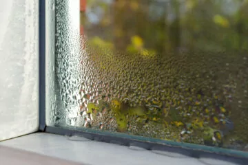 Wohngebäudeversicherung – Frostschäden an Gebäudefassade nach Eindringen von Regen
