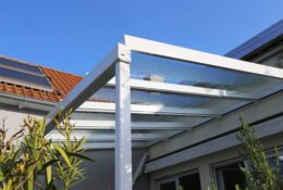 Glasversicherung – Versicherungsschutz für Plexiglas-Wellplatten einer Terrassenüberdachung