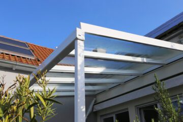 Glasversicherung – Versicherungsschutz für Plexiglas-Wellplatten einer Terrassenüberdachung