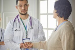 Krankheitskostenversicherung – Behandlungskosten durch einen angestellten Arzt