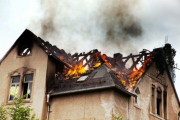 Gebäudeversicherung – grob fahrlässige Herbeiführung eines Brandschadens