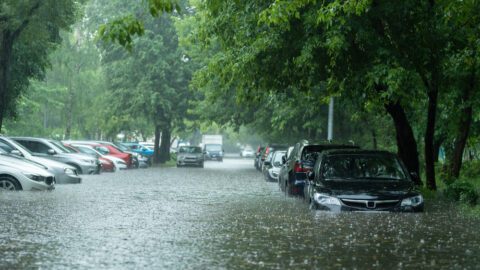 Überschwemmung - Eindringen von Starkregen in Fahrzeug