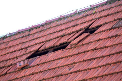 Wohngebäudeversicherung - Ursächlichkeit eines Sturms für Dachschaden