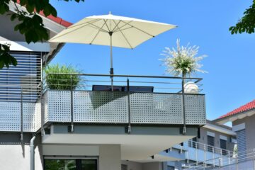 Hausratsversicherung – Sturmschaden an Balkon-Sonnenschirm