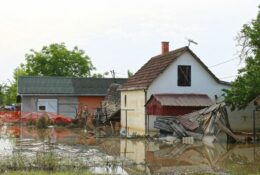 Gebäudeversicherung – Überschwemmungsschaden – Wassermengen auf Geländeoberfläche