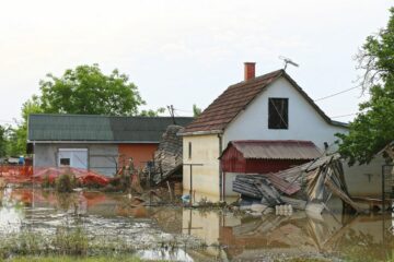 Gebäudeversicherung – Überschwemmungsschaden – Wassermengen auf Geländeoberfläche