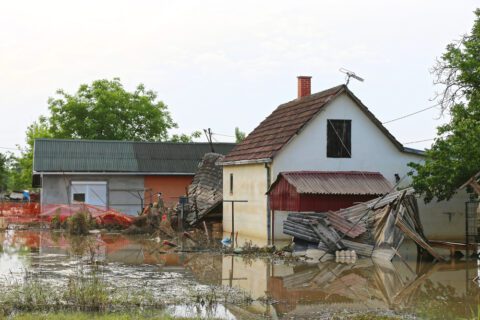 Gebäudeversicherung - Überschwemmungsschaden - Wassermengen auf Geländeoberfläche