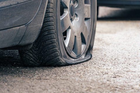 Kfz-Vollkaskoversicherung – Ansprüche bei Reifenplatzer infolge des Überfahrens eines Holzteils