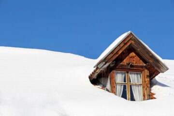 Wohngebäudeversicherung – Dachlawine verursacht Dachfensterschaden – Schneedruck