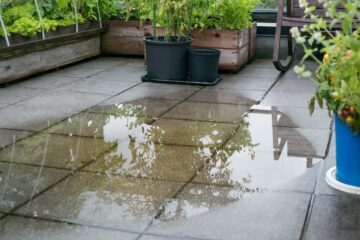 Wohngebäudeversicherung – Überschwemmung bei Aufstauen von Niederschlagswasser auf Terrasse