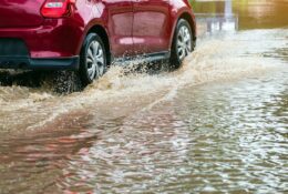Kfz-Teilkaskoversicherung – Hineinfahren in überschwemmten Straßenbereich